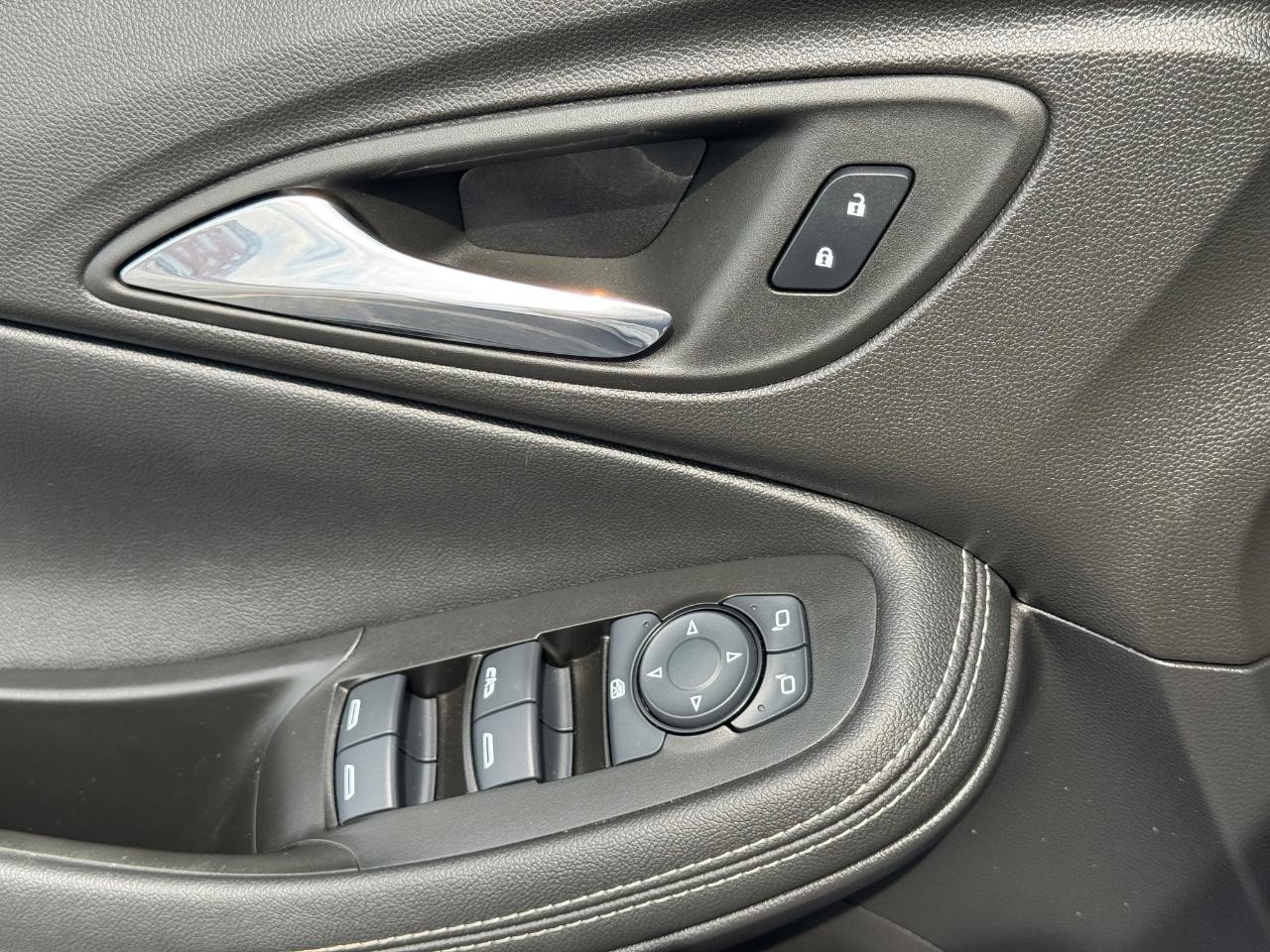 Buick Encore GX Vehicle Full-screen Gallery Image 23