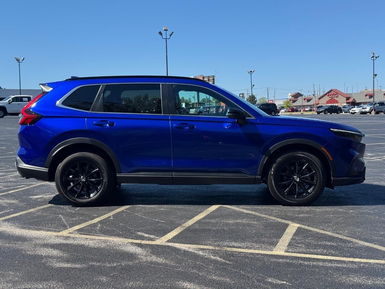 Honda CR-V Hybrid Vehicle Full-screen Gallery Image 02