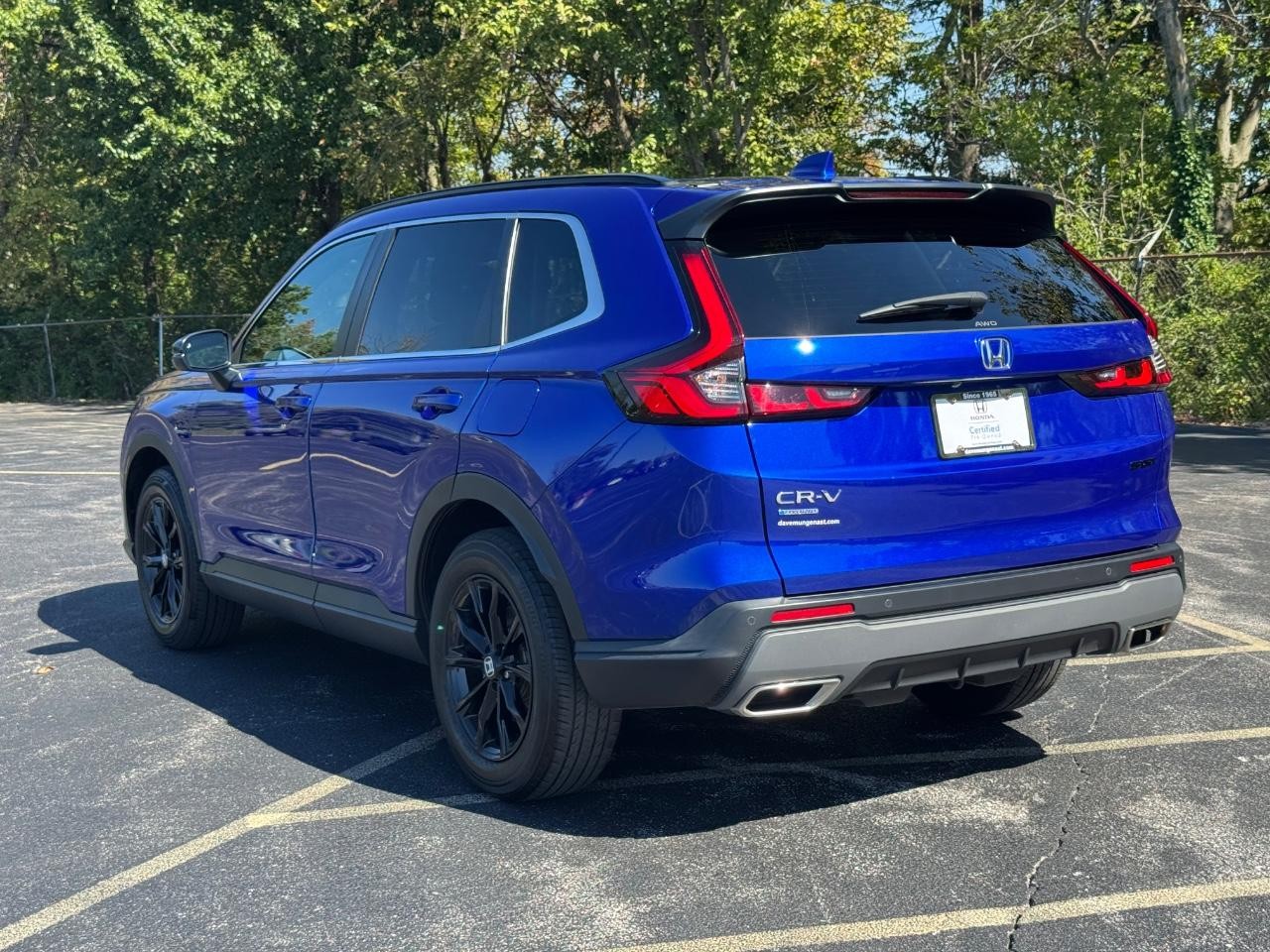 Honda CR-V Hybrid Vehicle Full-screen Gallery Image 06