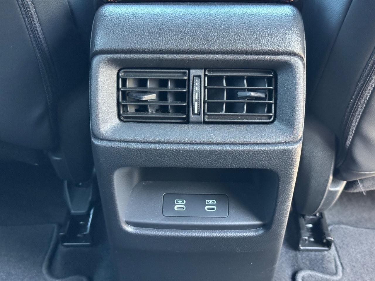 Honda CR-V Hybrid Vehicle Full-screen Gallery Image 16