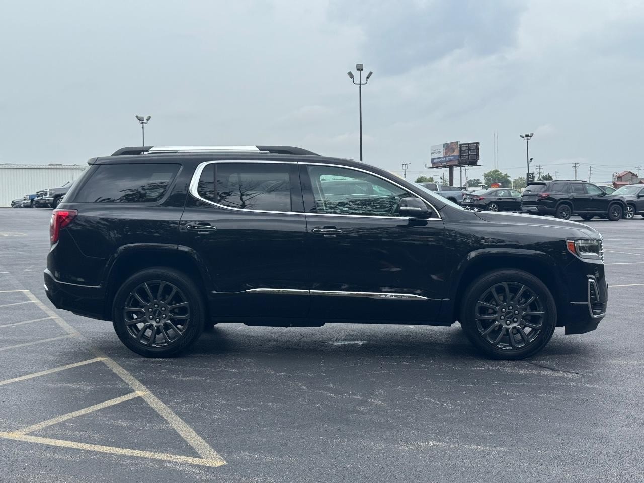 GMC Acadia Vehicle Full-screen Gallery Image 02