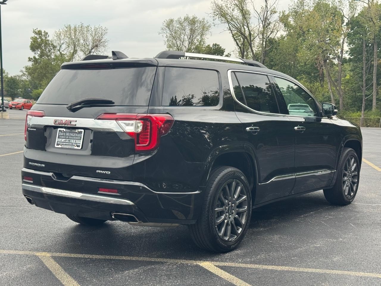 GMC Acadia Vehicle Full-screen Gallery Image 03