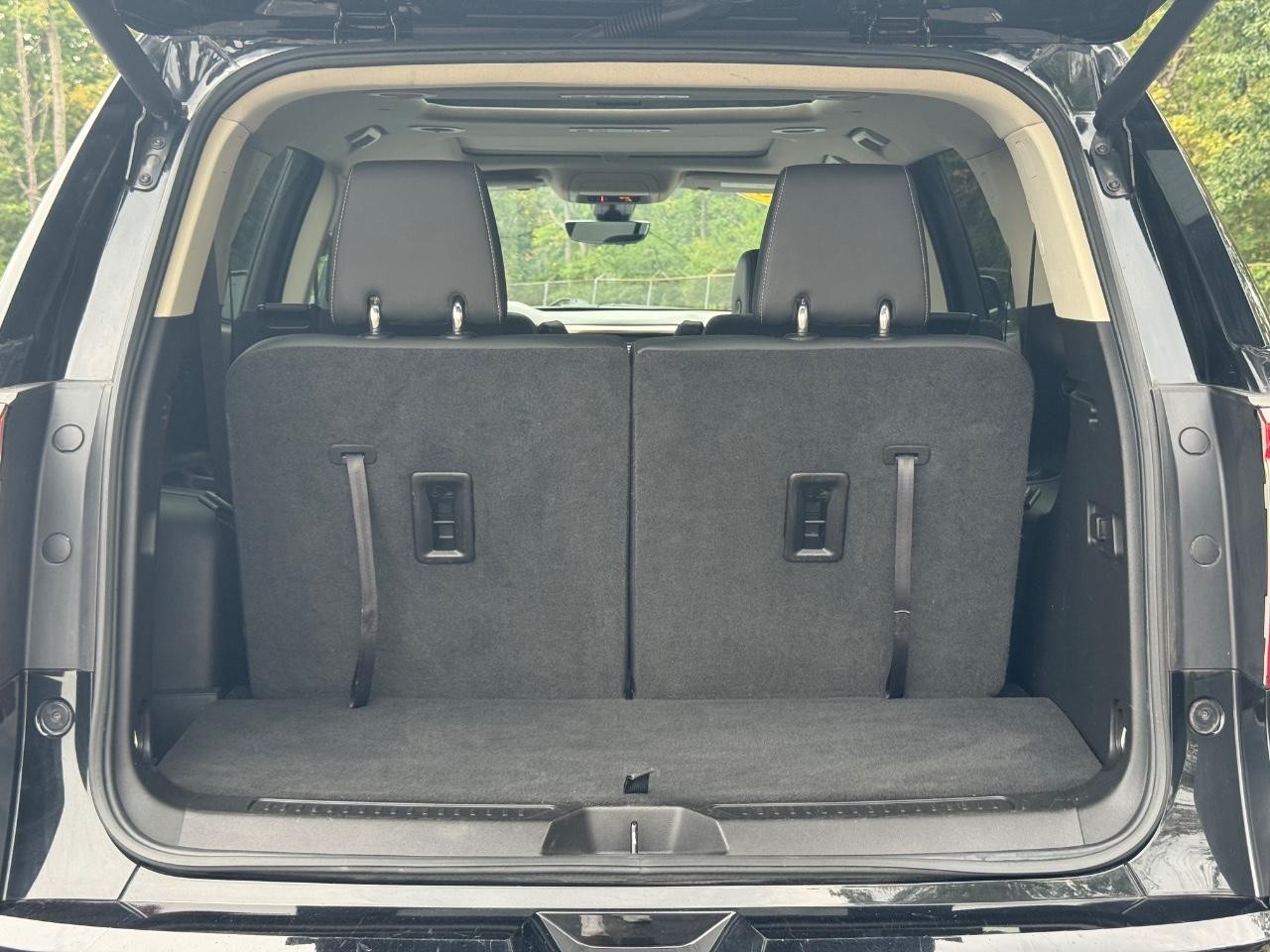 GMC Acadia Vehicle Full-screen Gallery Image 04