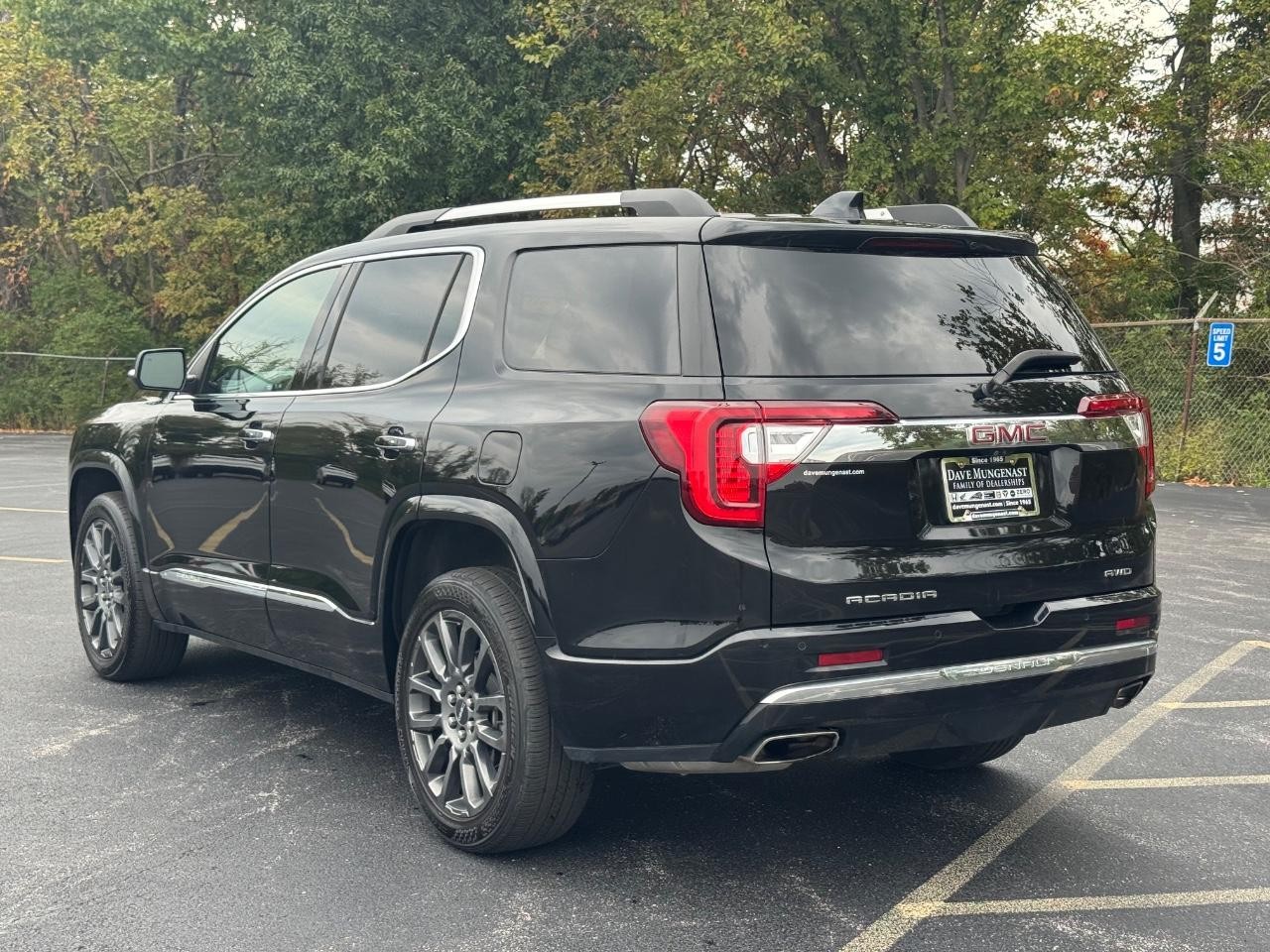 GMC Acadia Vehicle Full-screen Gallery Image 06