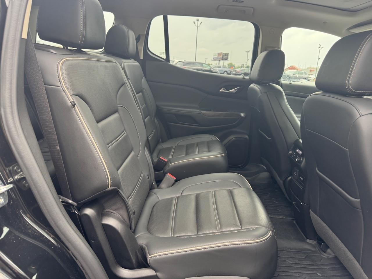 GMC Acadia Vehicle Full-screen Gallery Image 10