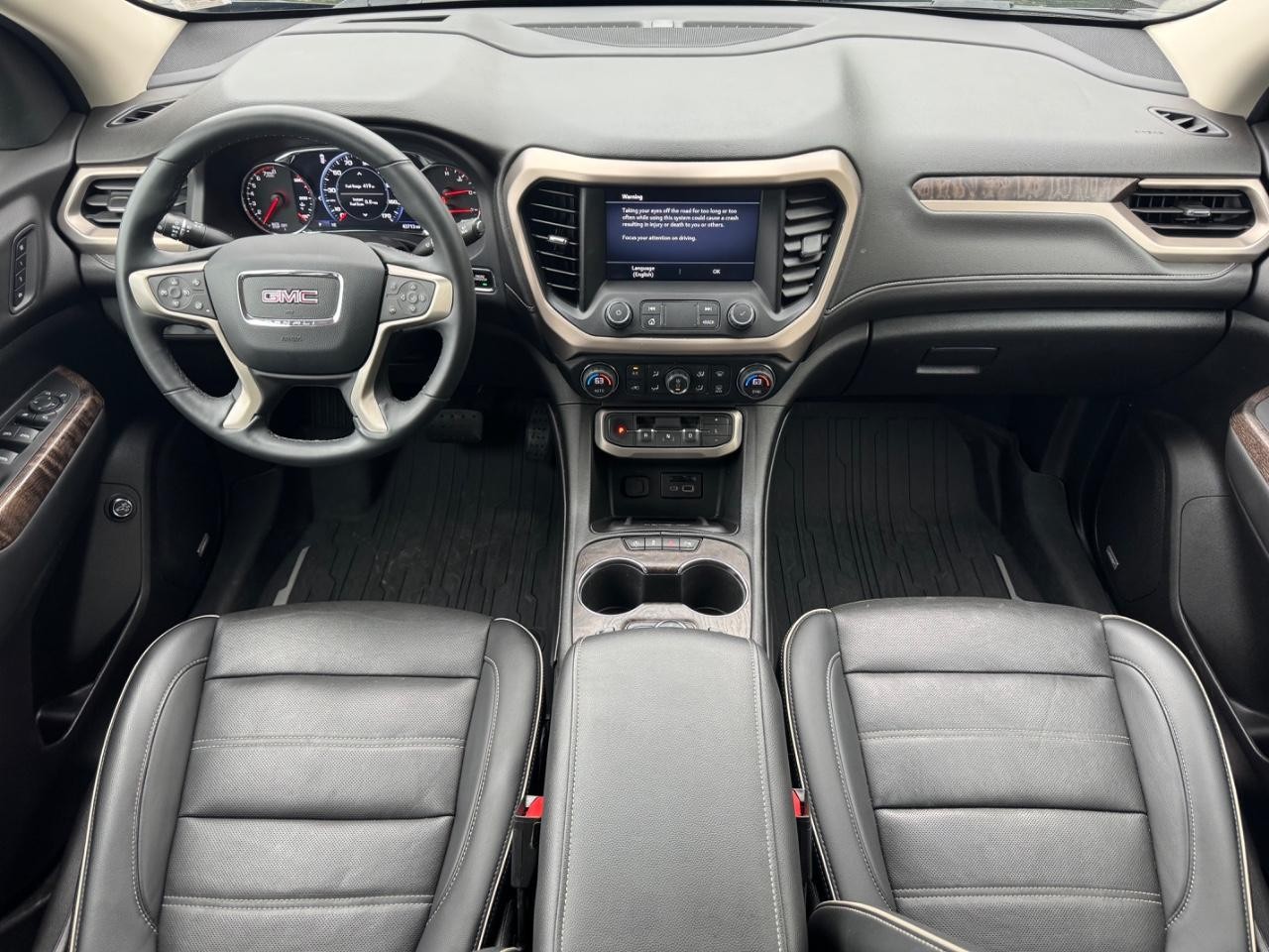 GMC Acadia Vehicle Full-screen Gallery Image 13