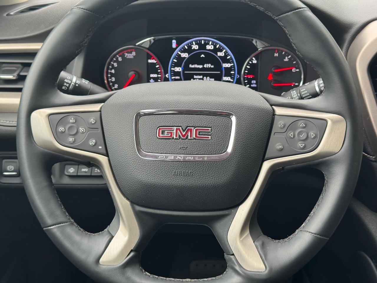 GMC Acadia Vehicle Full-screen Gallery Image 14