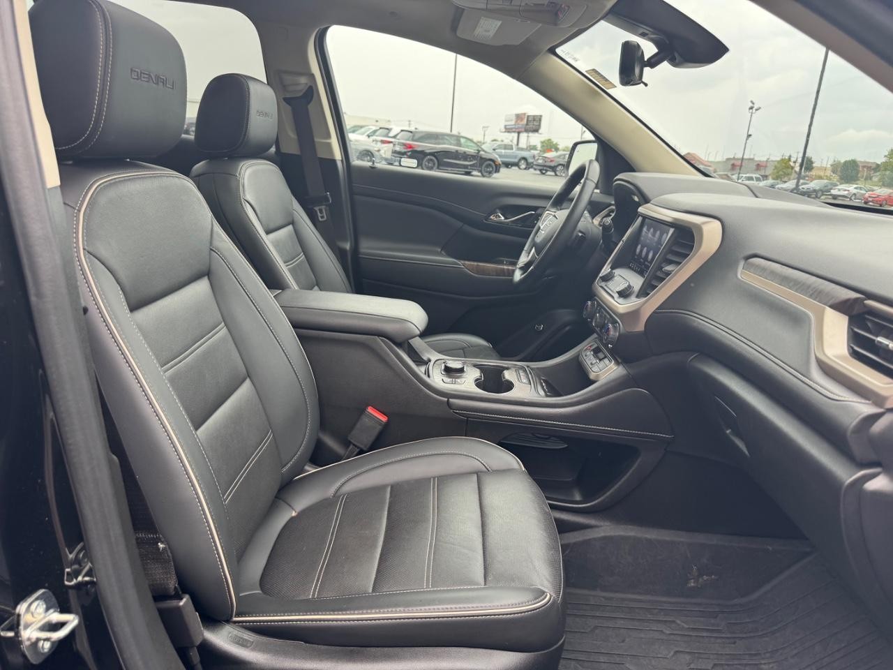 GMC Acadia Vehicle Full-screen Gallery Image 18