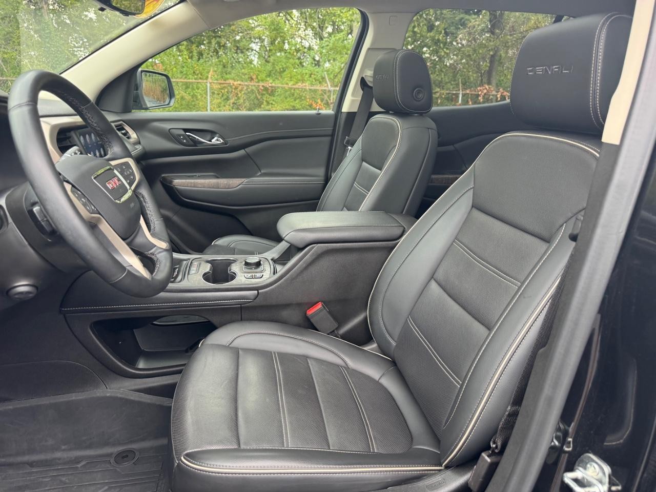 GMC Acadia Vehicle Full-screen Gallery Image 19