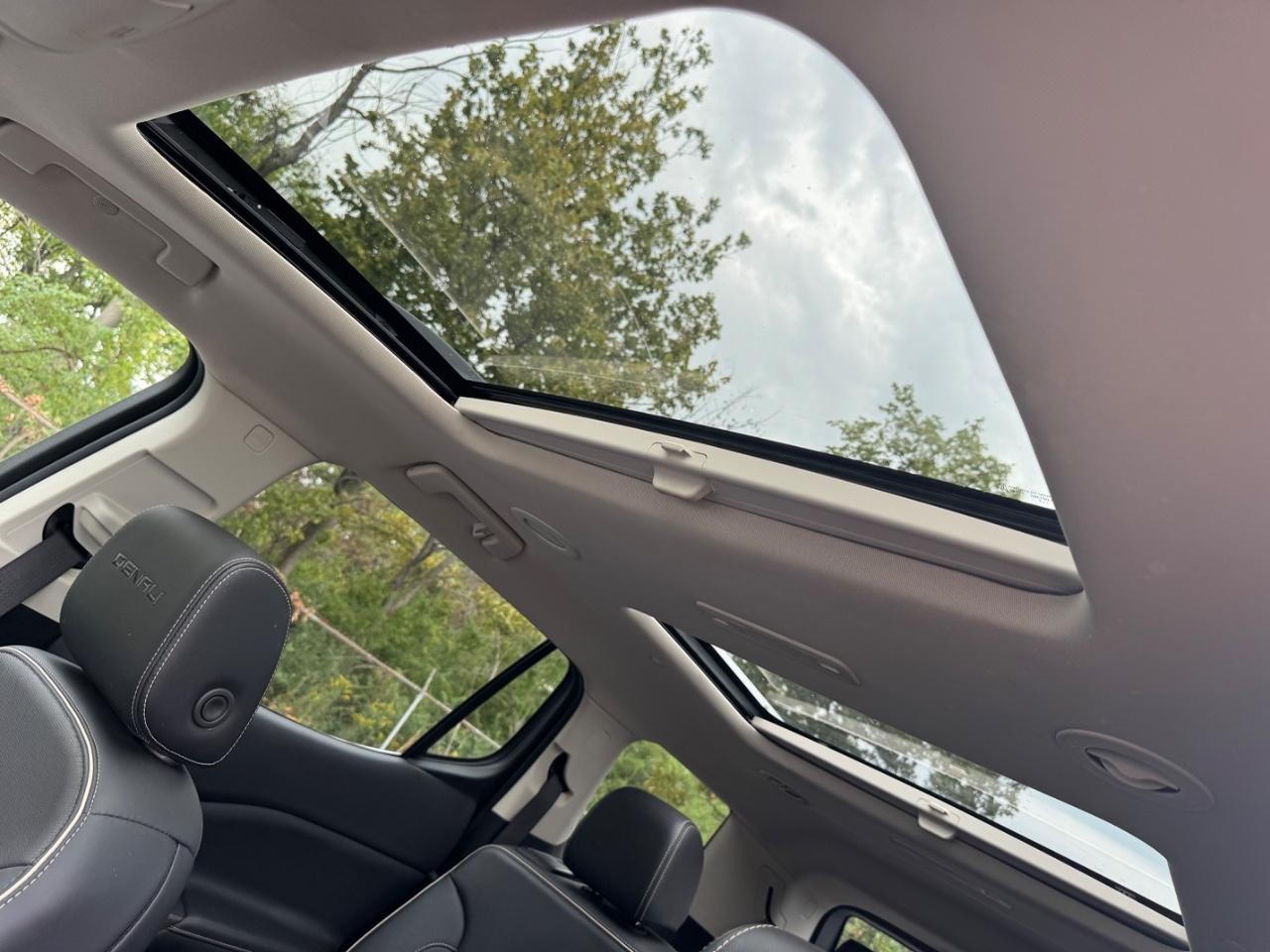 GMC Acadia Vehicle Full-screen Gallery Image 20