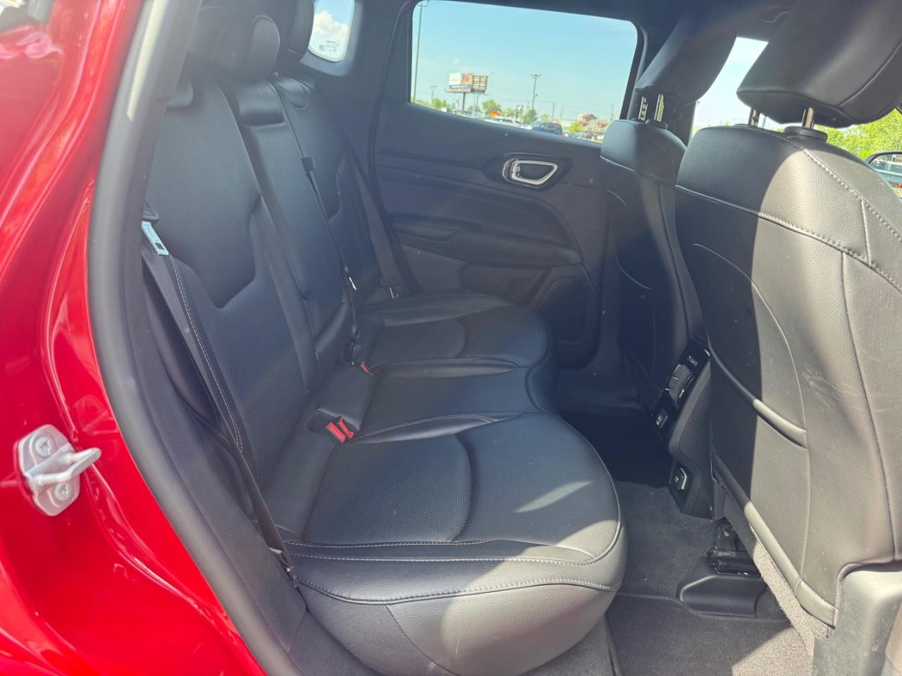 Jeep Compass Vehicle Full-screen Gallery Image 10