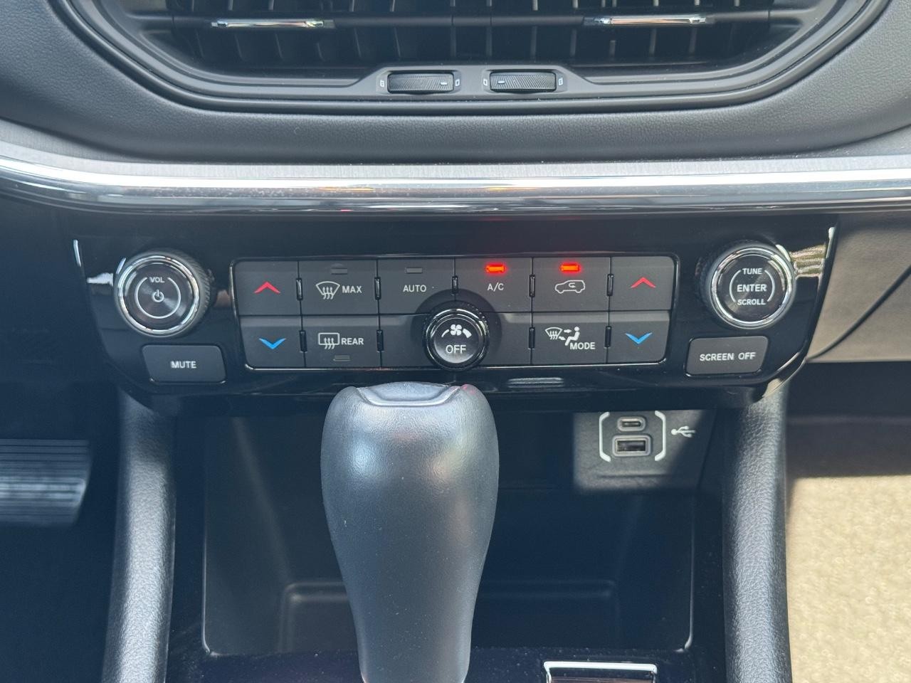 Jeep Compass Vehicle Full-screen Gallery Image 14