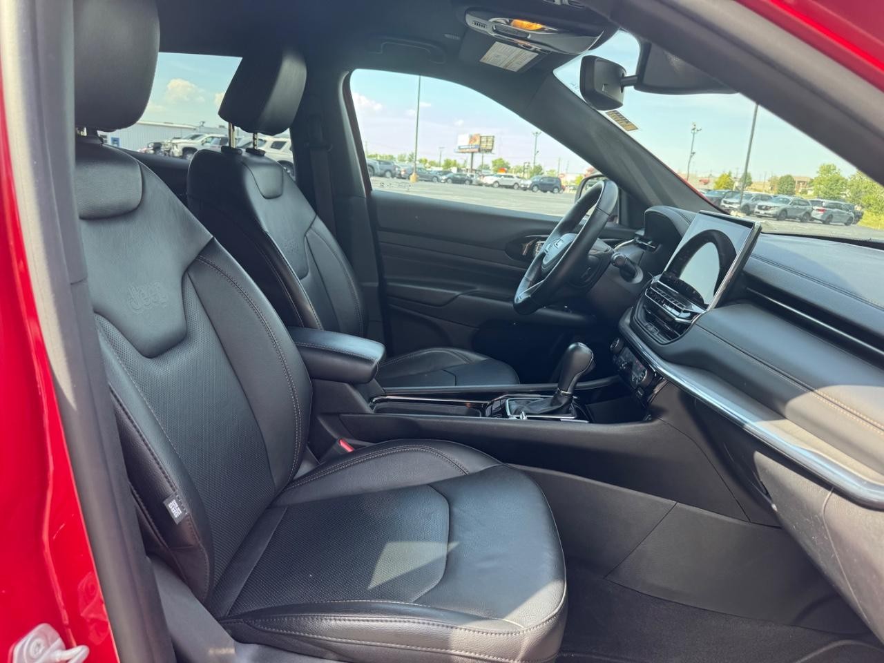 Jeep Compass Vehicle Full-screen Gallery Image 17