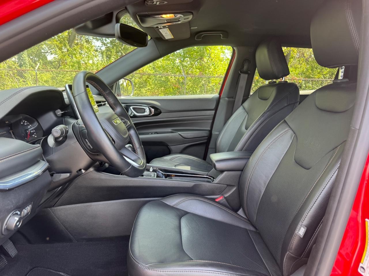 Jeep Compass Vehicle Full-screen Gallery Image 18