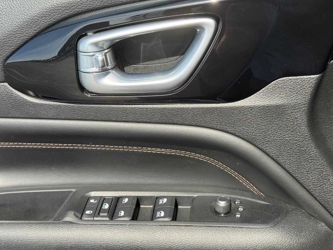 Jeep Compass Vehicle Full-screen Gallery Image 24