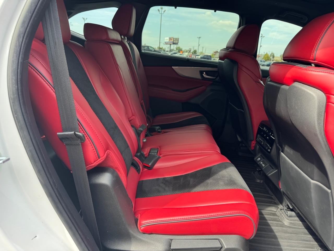 Acura MDX Vehicle Full-screen Gallery Image 10