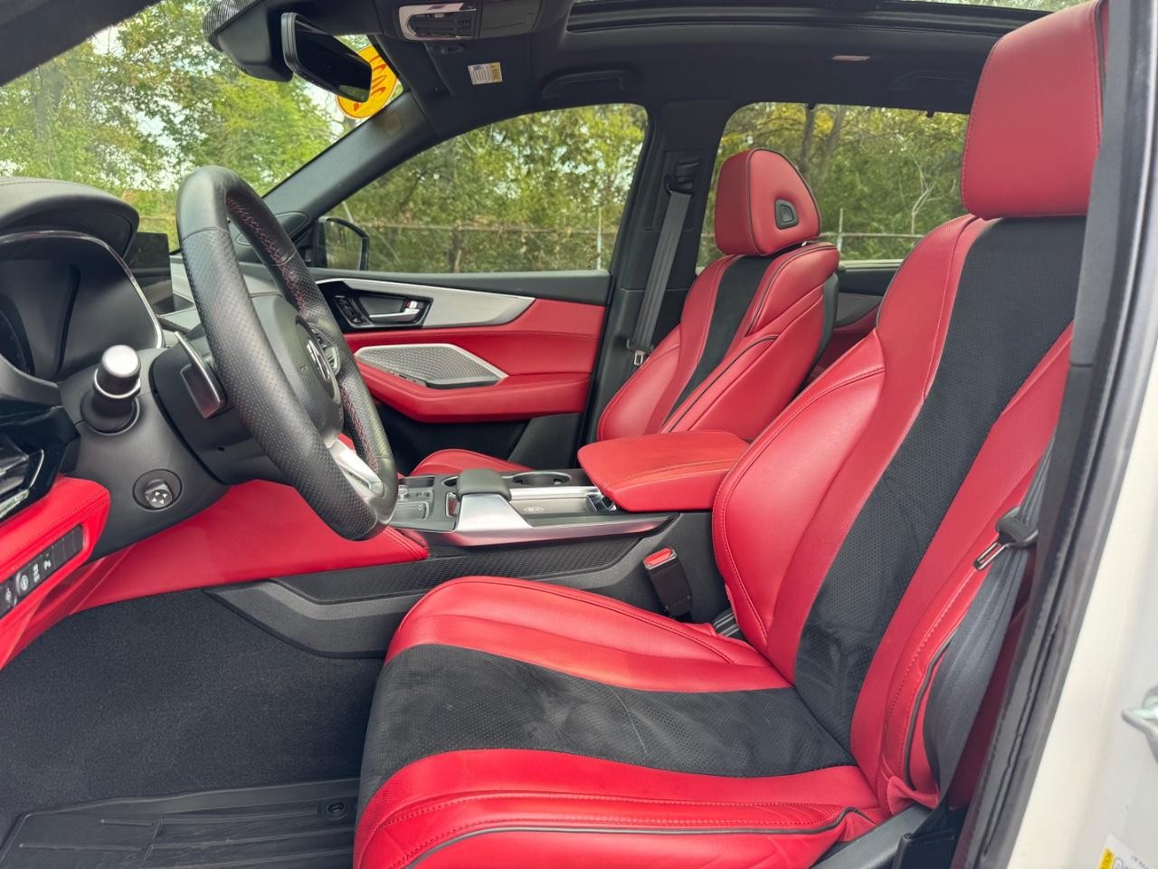 Acura MDX Vehicle Full-screen Gallery Image 19