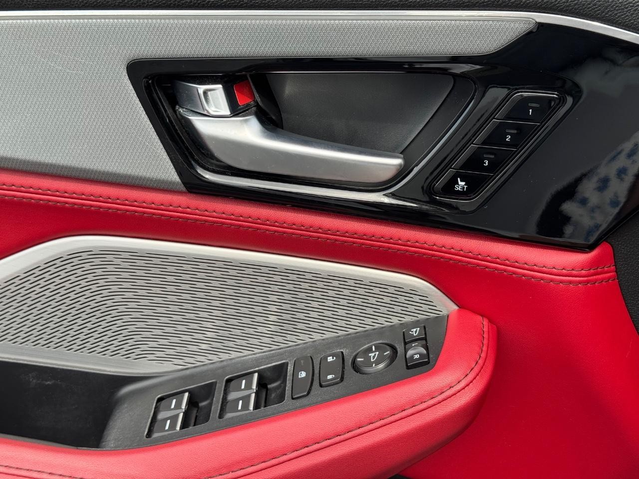 Acura MDX Vehicle Full-screen Gallery Image 27