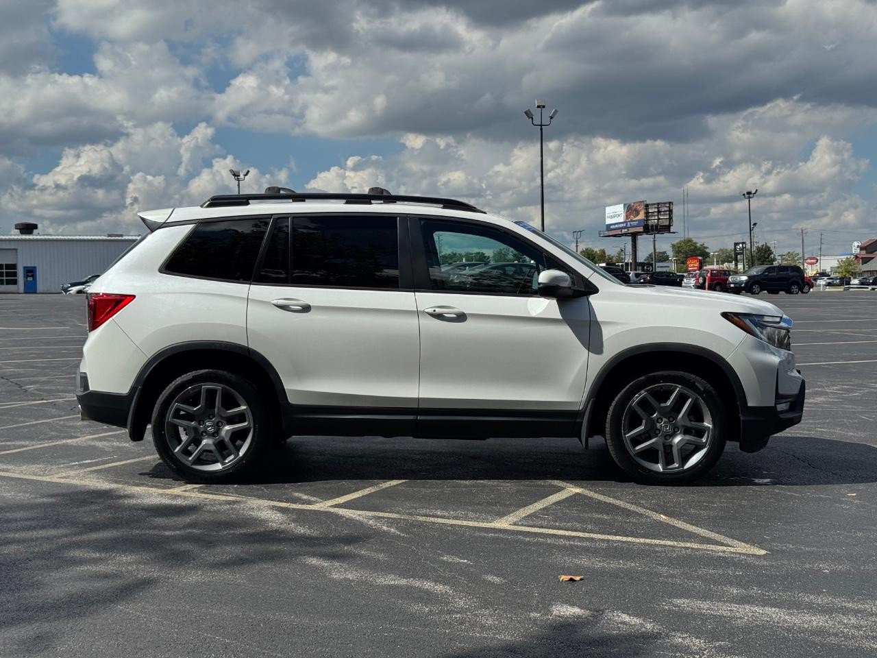 Honda Passport Vehicle Full-screen Gallery Image 02