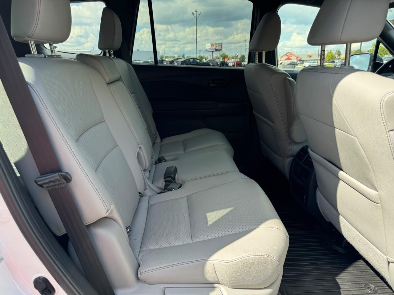 Honda Passport Vehicle Full-screen Gallery Image 10