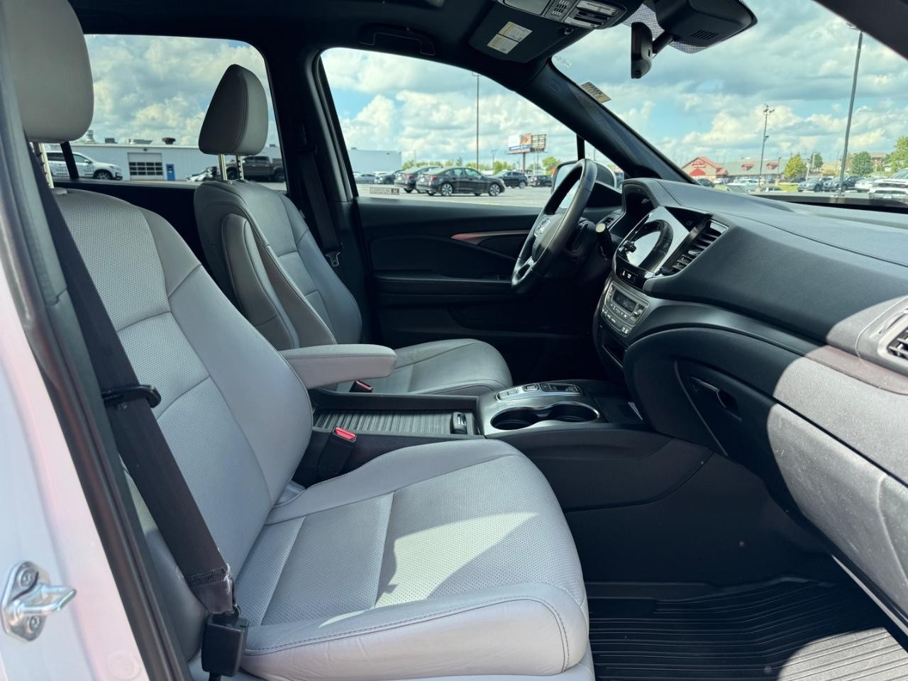 Honda Passport Vehicle Full-screen Gallery Image 17