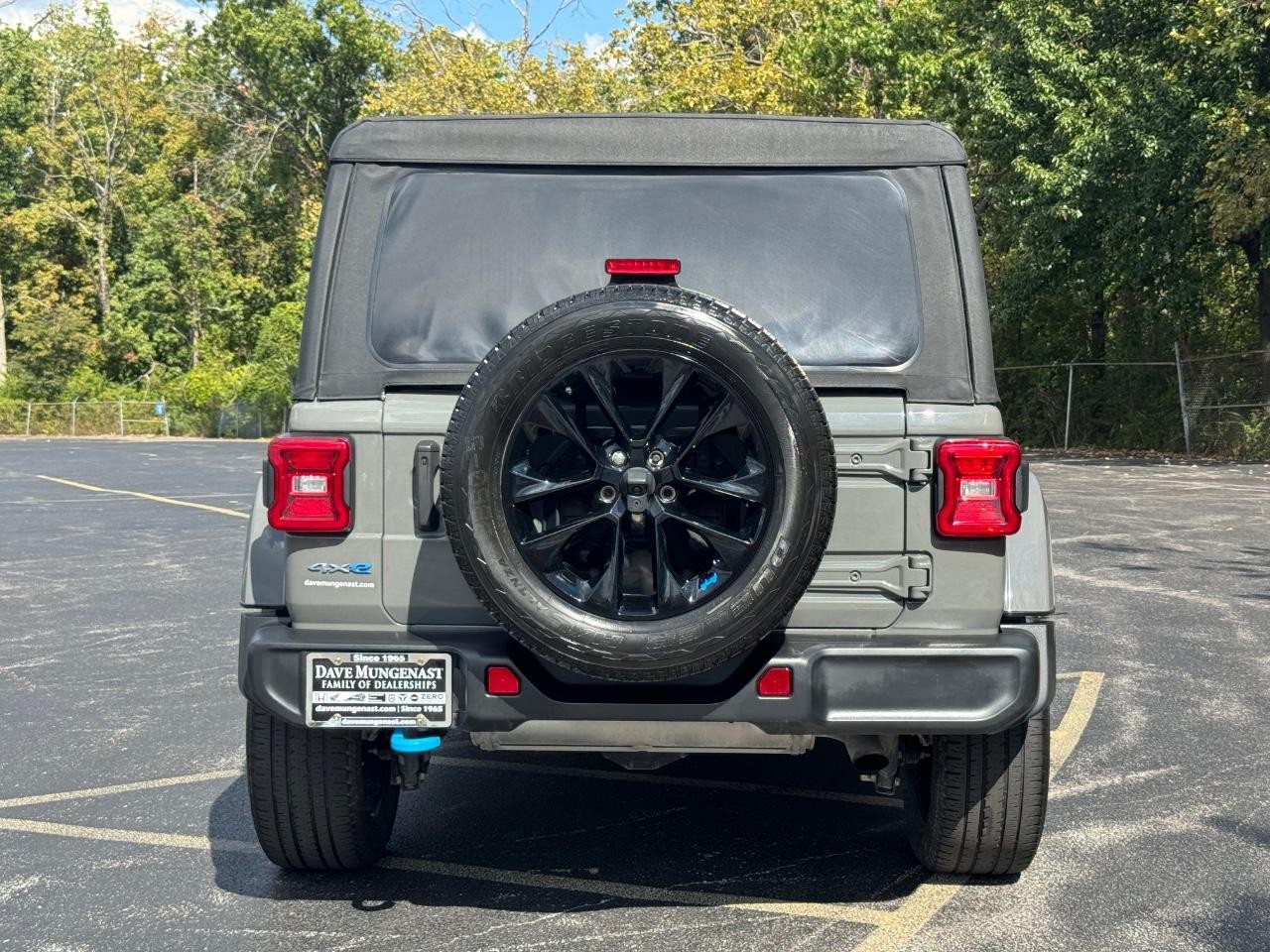 Jeep Wrangler 4xe Vehicle Full-screen Gallery Image 05