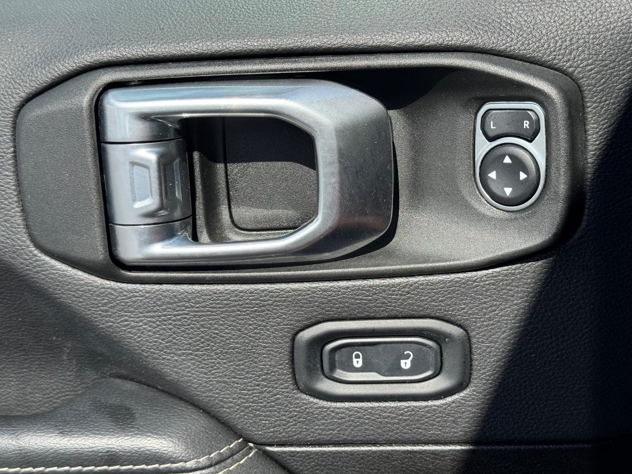 Jeep Wrangler 4xe Vehicle Full-screen Gallery Image 24