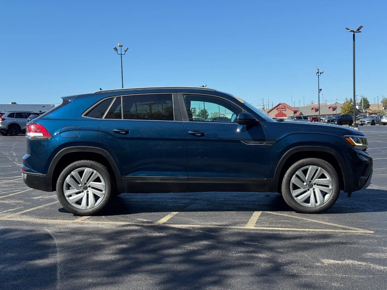 Volkswagen Atlas Cross Sport Vehicle Full-screen Gallery Image 02