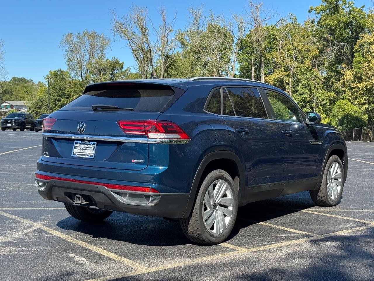 Volkswagen Atlas Cross Sport Vehicle Full-screen Gallery Image 03