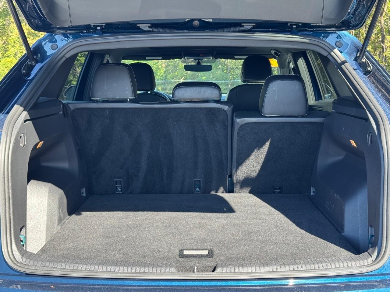 Volkswagen Atlas Cross Sport Vehicle Full-screen Gallery Image 04