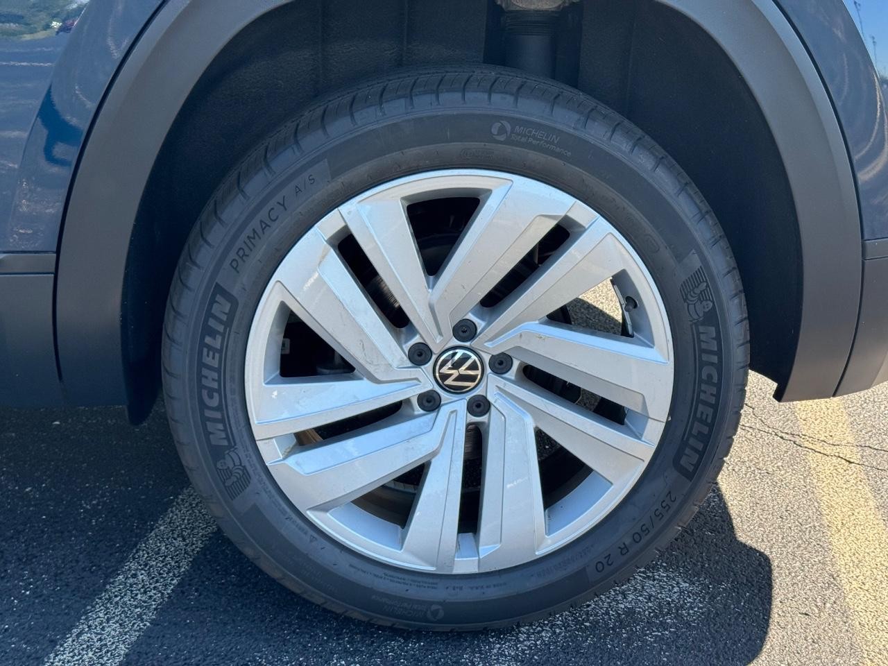 Volkswagen Atlas Cross Sport Vehicle Full-screen Gallery Image 07