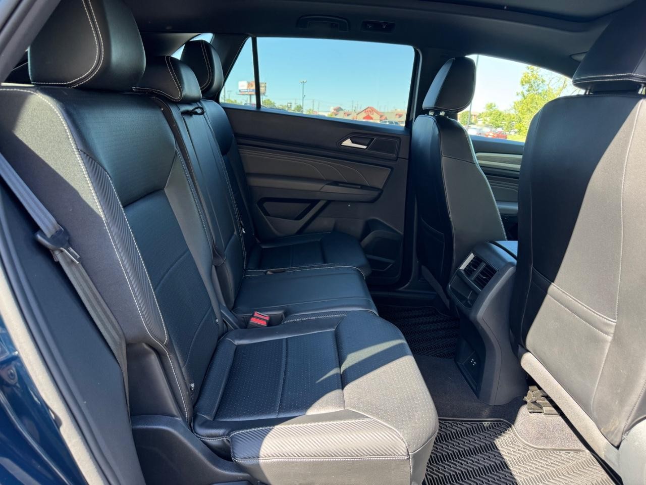 Volkswagen Atlas Cross Sport Vehicle Full-screen Gallery Image 10