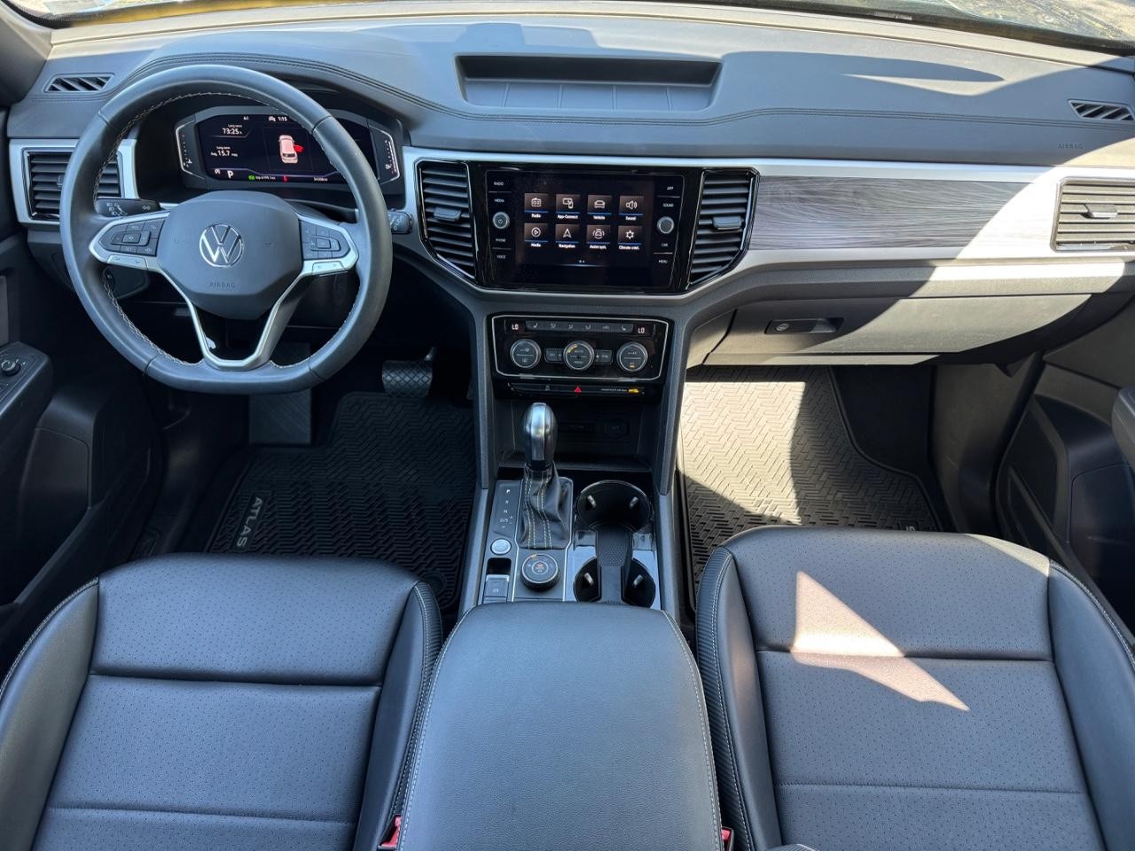 Volkswagen Atlas Cross Sport Vehicle Full-screen Gallery Image 11