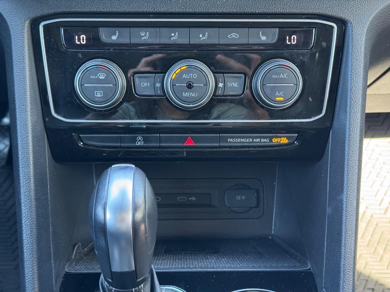 Volkswagen Atlas Cross Sport Vehicle Full-screen Gallery Image 14