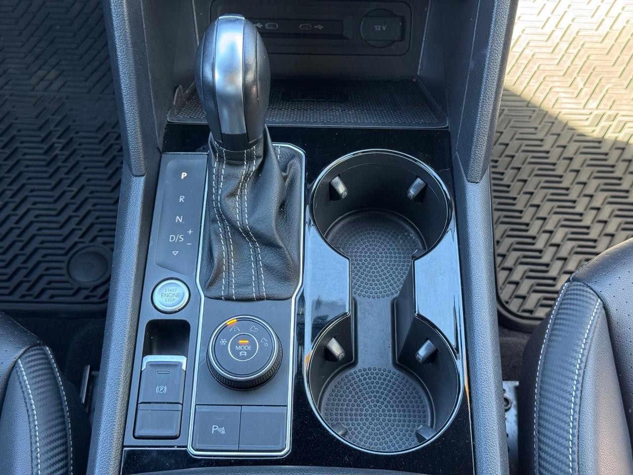 Volkswagen Atlas Cross Sport Vehicle Full-screen Gallery Image 15