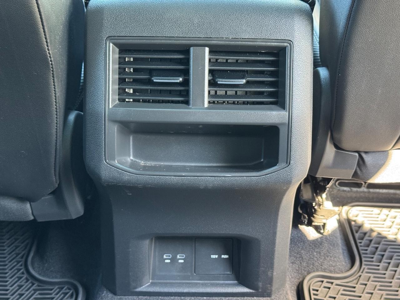 Volkswagen Atlas Cross Sport Vehicle Full-screen Gallery Image 16