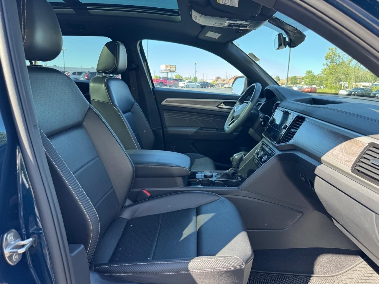 Volkswagen Atlas Cross Sport Vehicle Full-screen Gallery Image 17