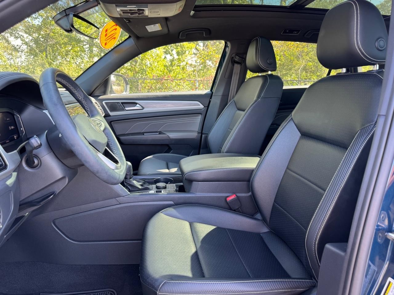 Volkswagen Atlas Cross Sport Vehicle Full-screen Gallery Image 18