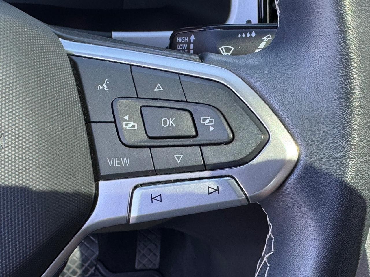 Volkswagen Atlas Cross Sport Vehicle Full-screen Gallery Image 22