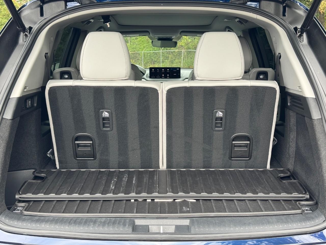 Acura MDX Vehicle Full-screen Gallery Image 04
