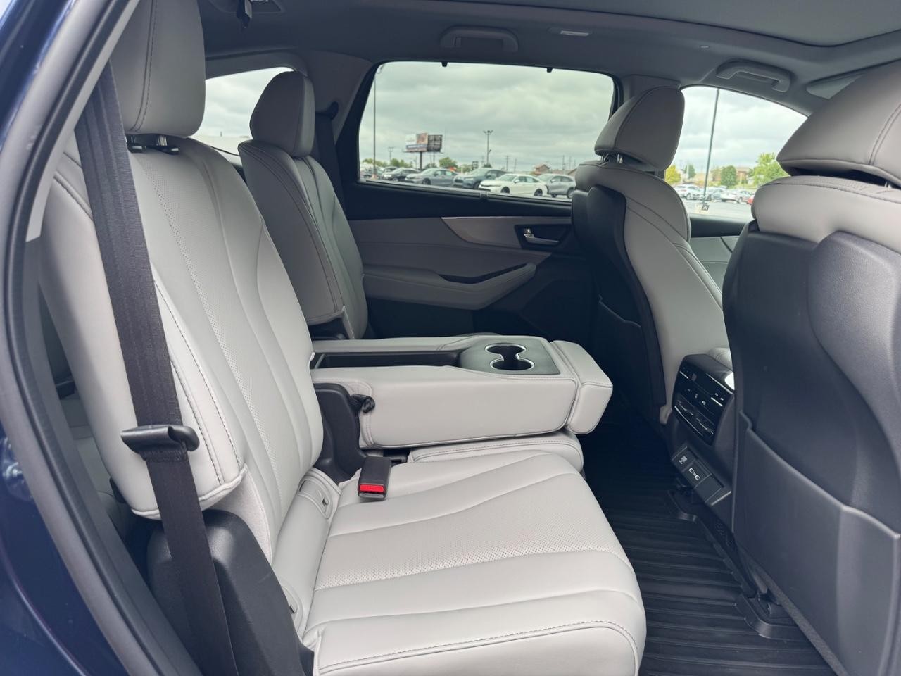 Acura MDX Vehicle Full-screen Gallery Image 10