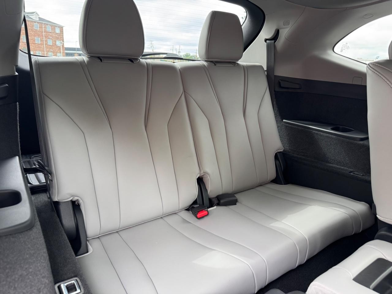 Acura MDX Vehicle Full-screen Gallery Image 11