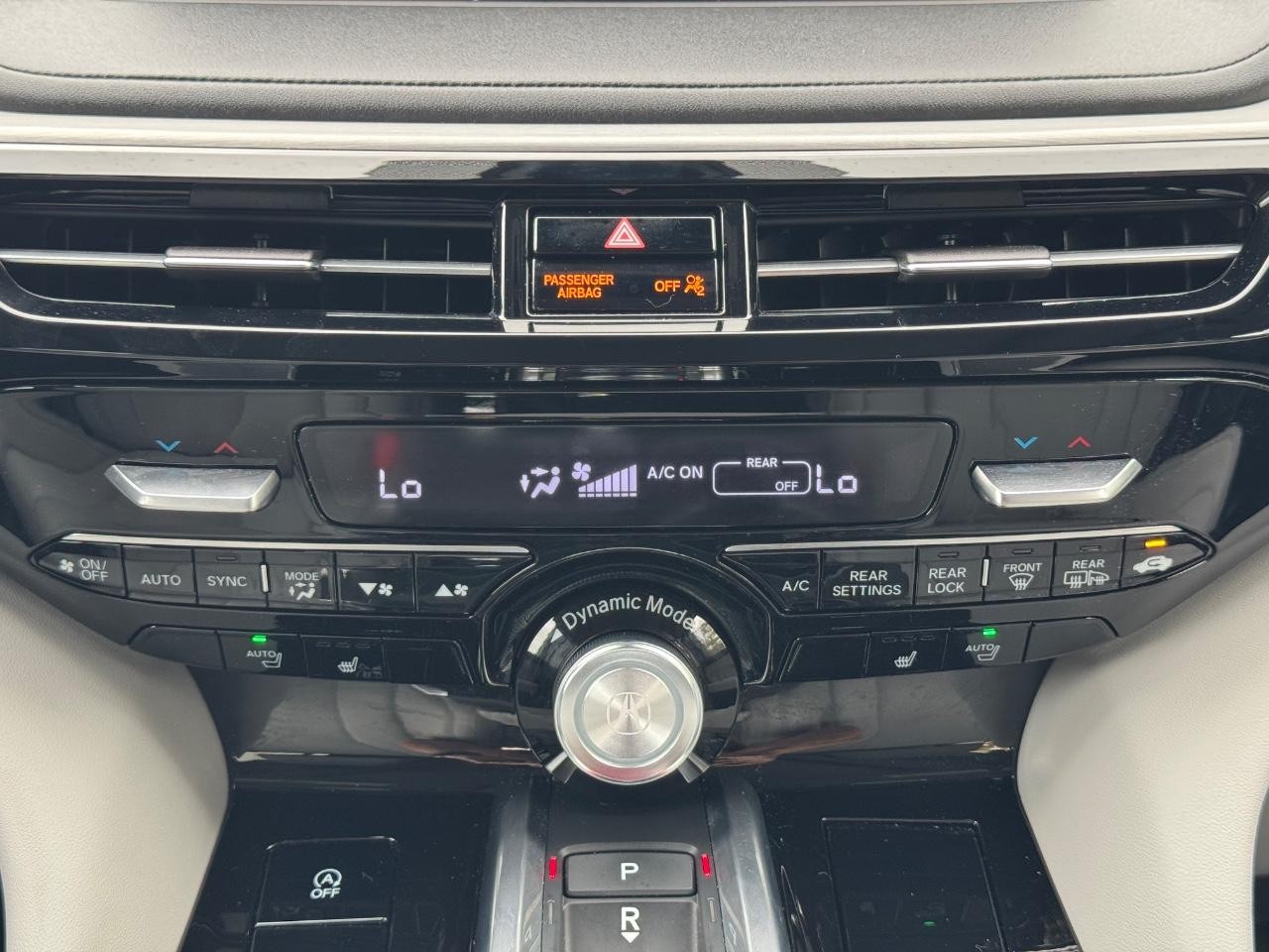 Acura MDX Vehicle Full-screen Gallery Image 15