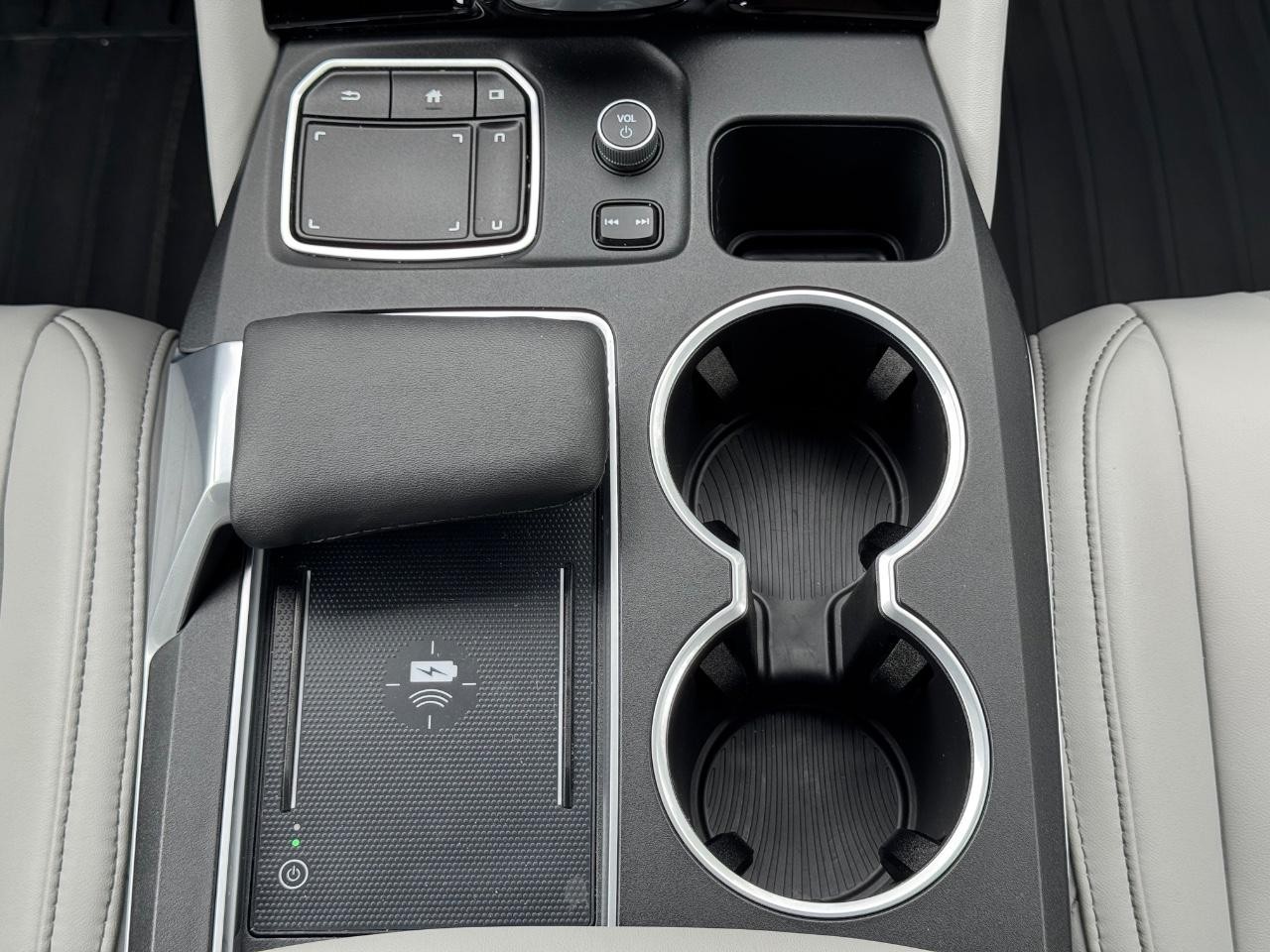 Acura MDX Vehicle Full-screen Gallery Image 17