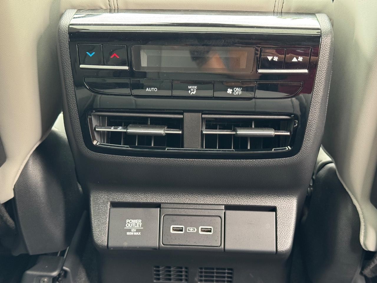 Acura MDX Vehicle Full-screen Gallery Image 18