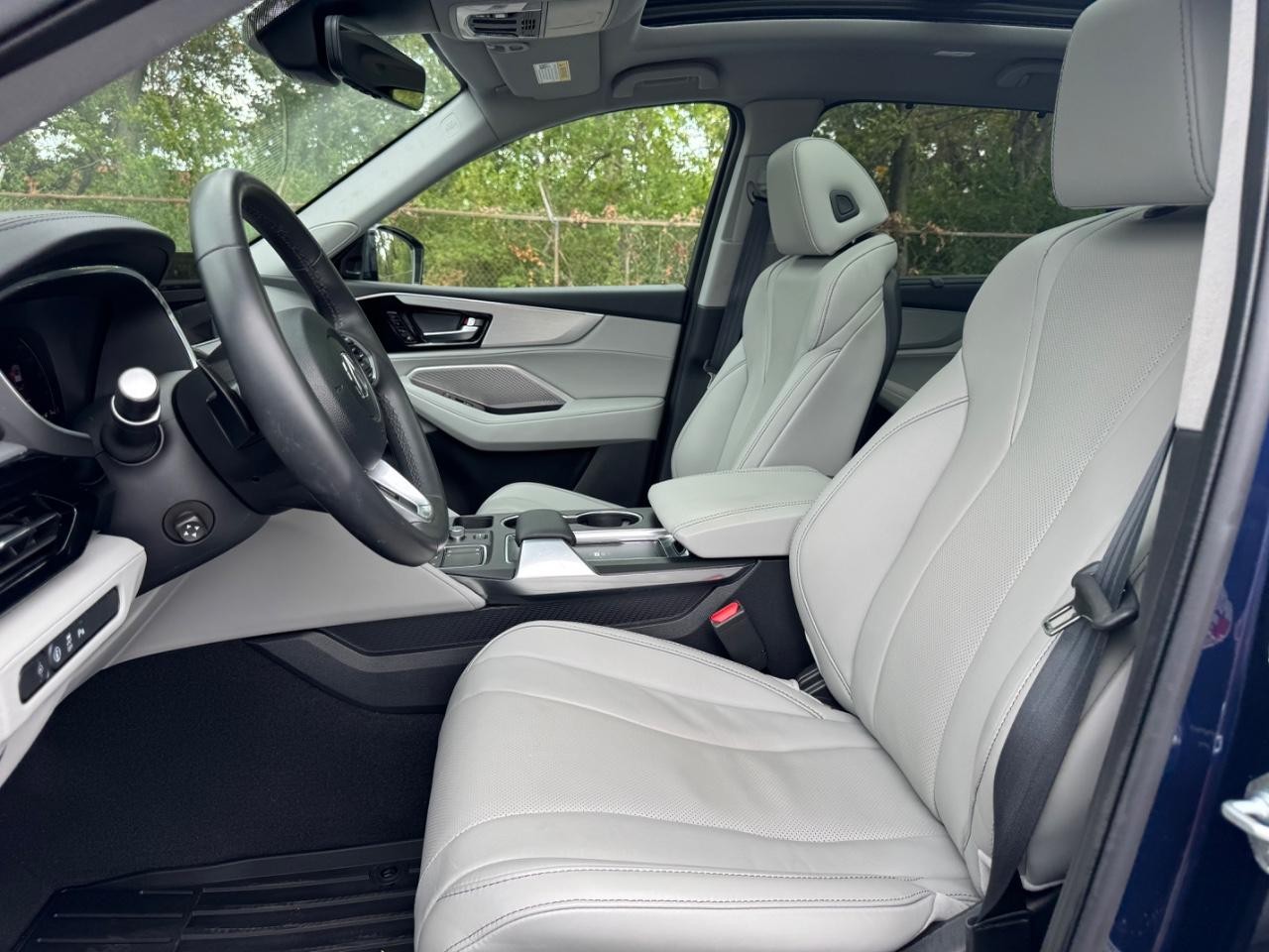 Acura MDX Vehicle Full-screen Gallery Image 20