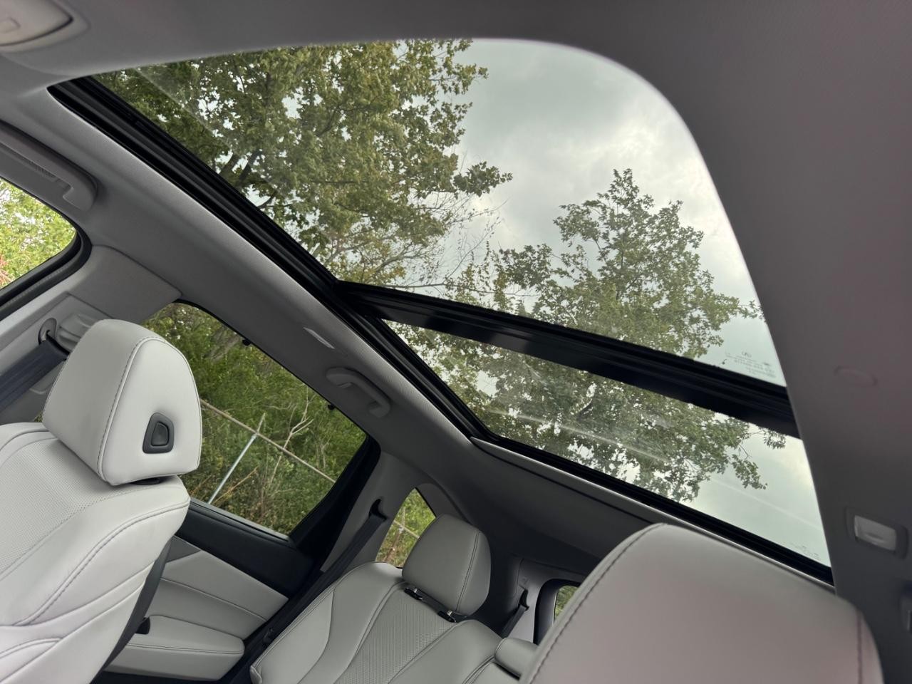 Acura MDX Vehicle Full-screen Gallery Image 21