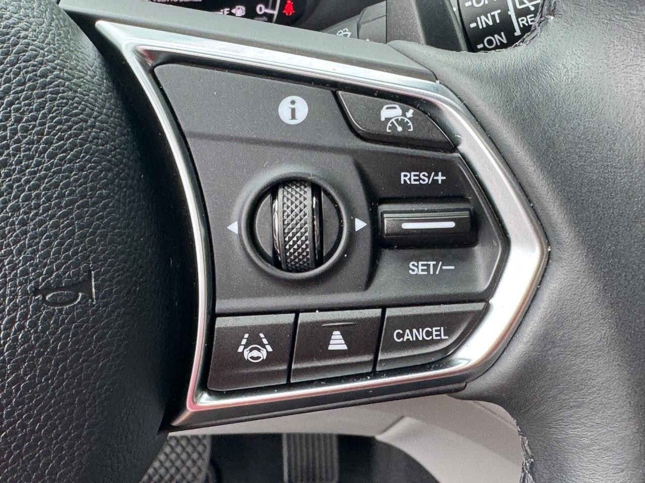 Acura MDX Vehicle Full-screen Gallery Image 24