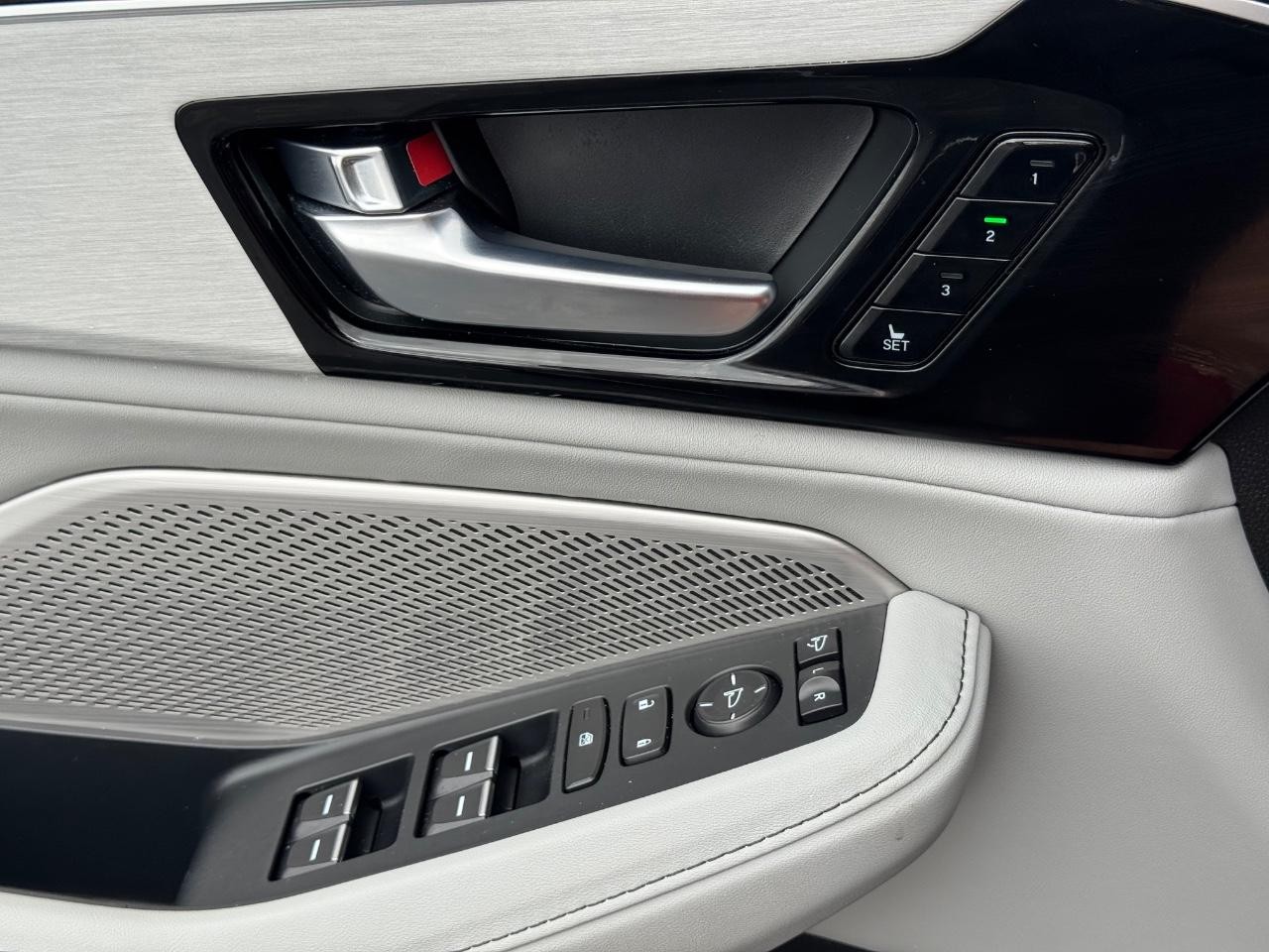 Acura MDX Vehicle Full-screen Gallery Image 28