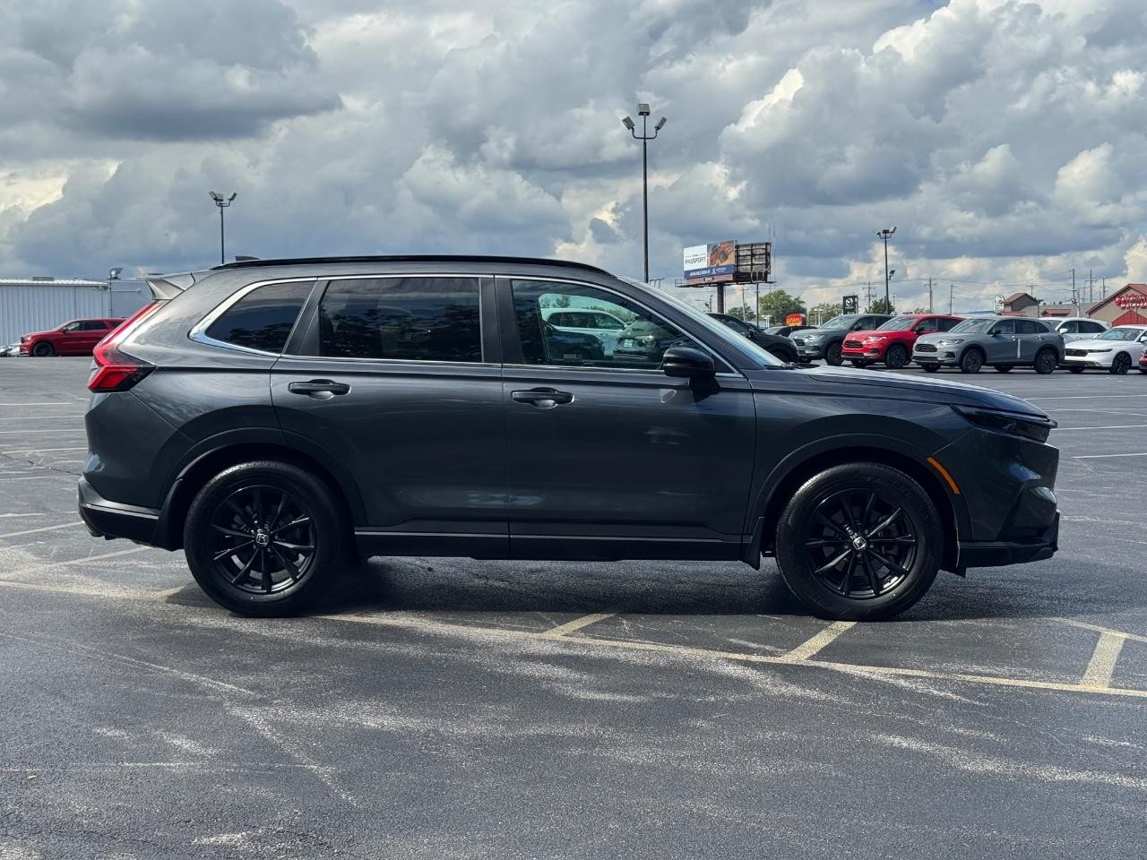 Honda CR-V Hybrid Vehicle Full-screen Gallery Image 02